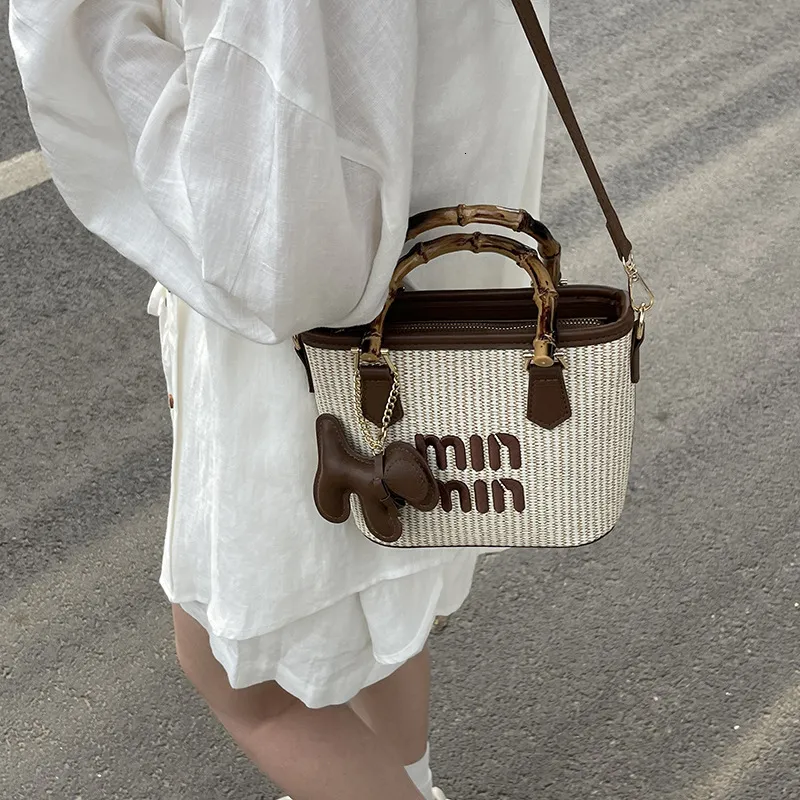 Designer 2025S New Spring Color Contrasting Grass Woven Bamboo Basket Water Handbag Fashion Shoulder Diagonal Cross Women Bucket Bag