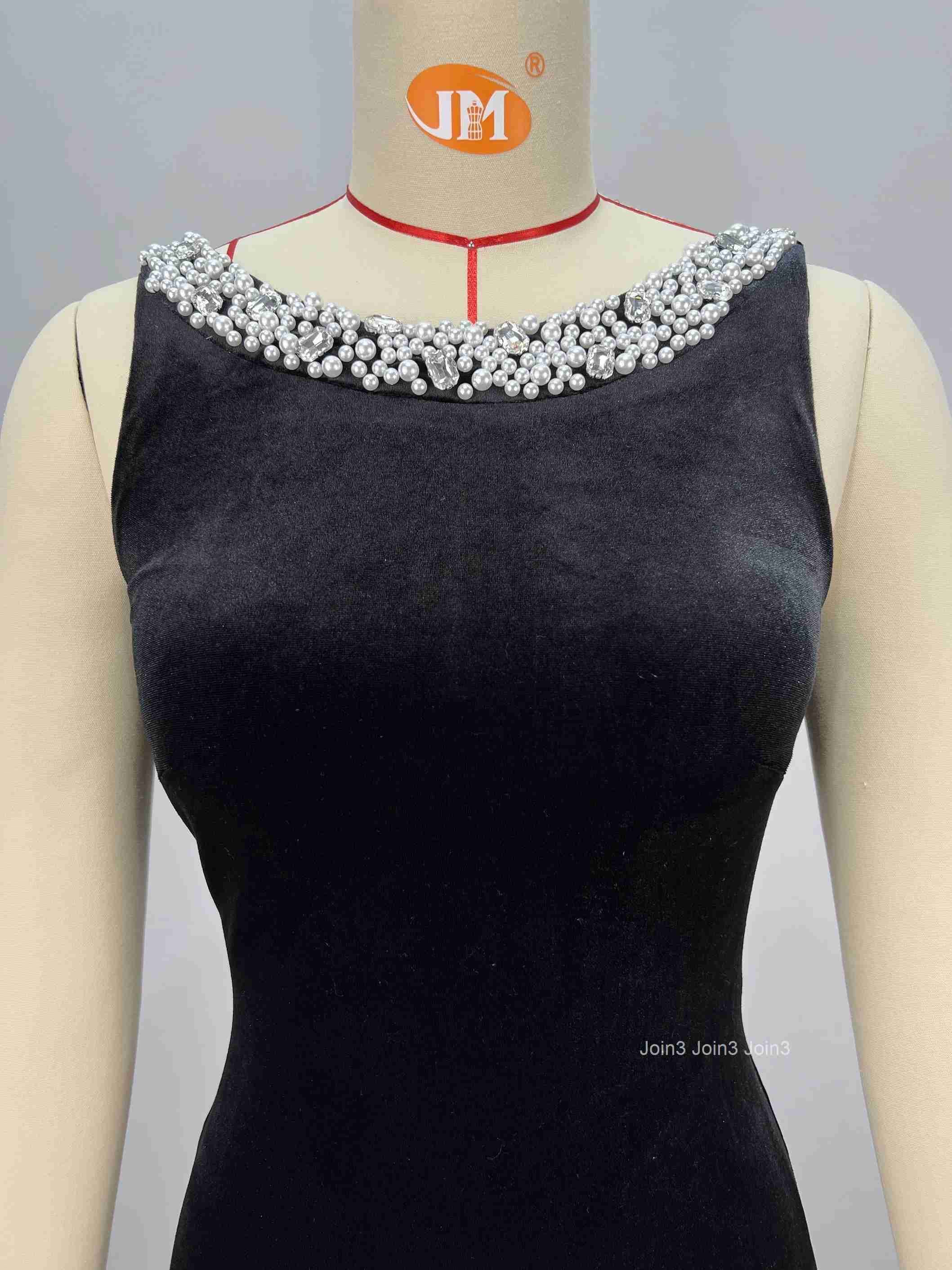 Luxurious Black Evening Gown with Crystal Beaded Neckline Floor-Length Formal Dress for Gala Wedding Red Carpet Events