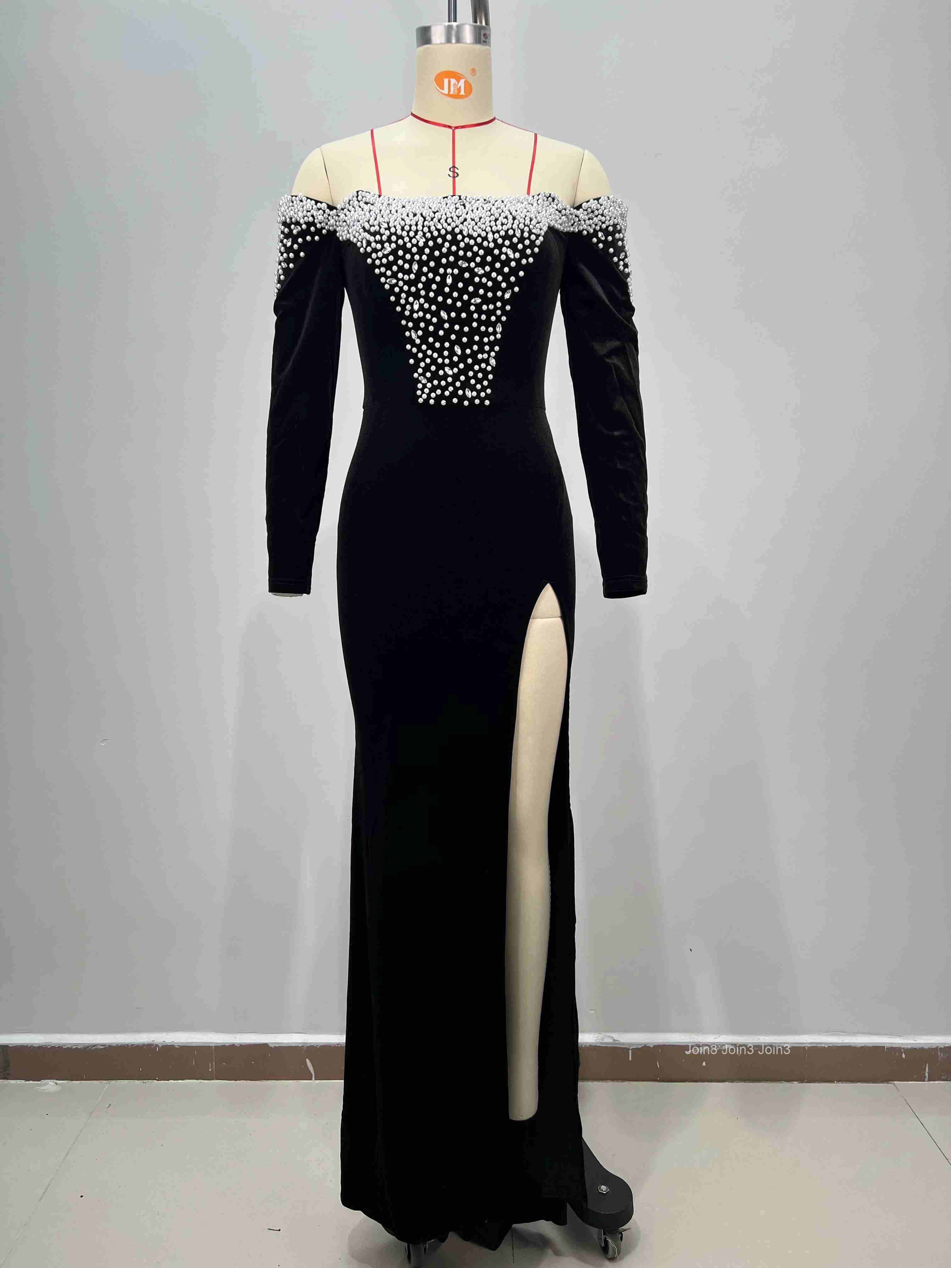 Luxury Black Velvet Evening Dress Rhinestone Neckline Slim Fit Long Sleeve High Slit Formal Gala Glamorous Party Wear