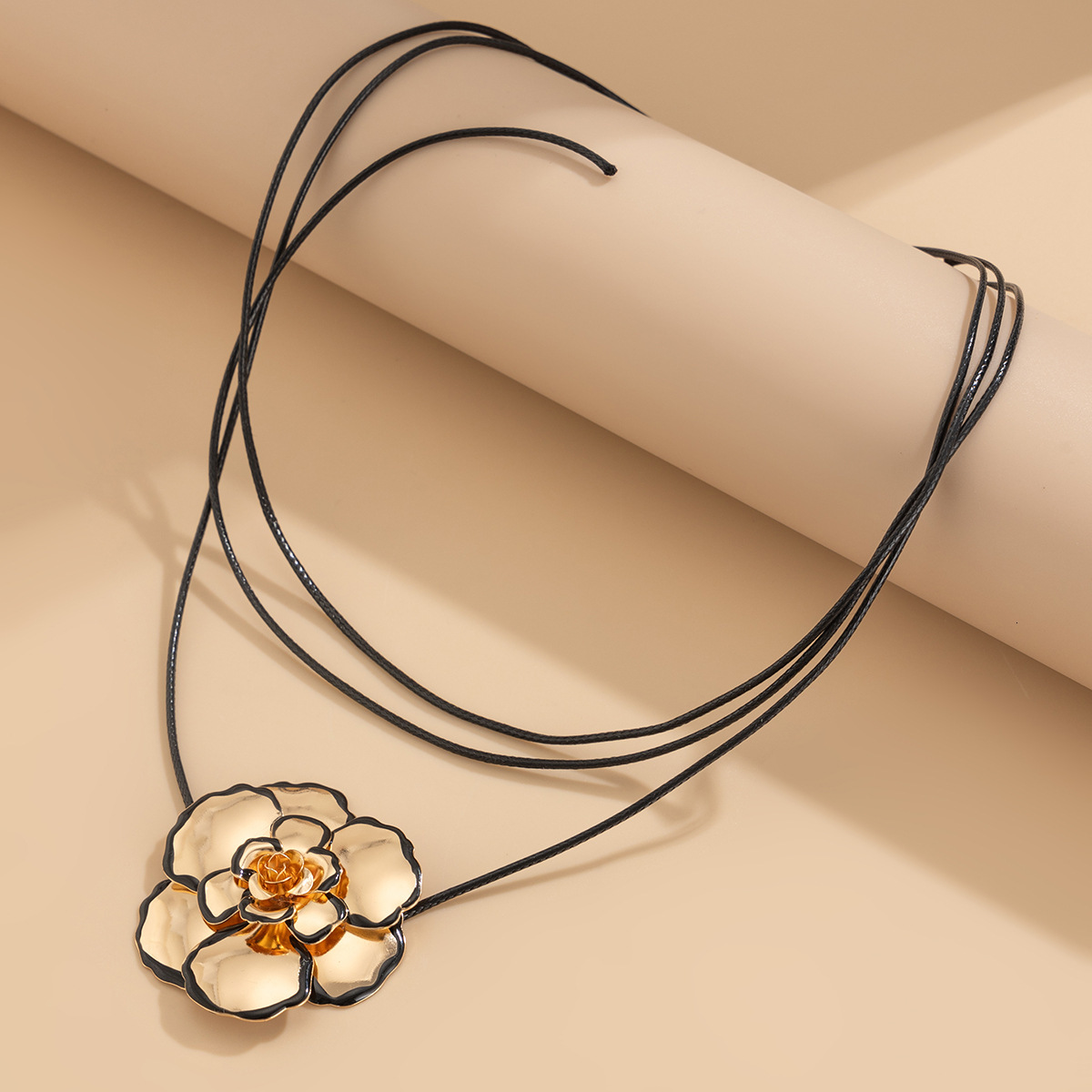 Jewelry Personality Metal Flower Short Choker Elegant Outline Petal Band Necklace