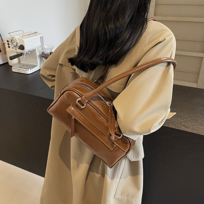 Free Shipping Designer Bag Niche Texture Underarm Bag Commuter Handbag 2024 New Simple Retro Bowling Bag Versatile Luxury Bag Shoulder Bag