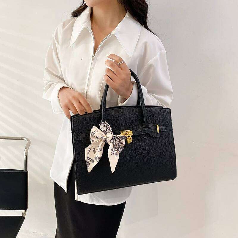 Stylish Tote Bag In Solid Color Featuring Minimalist Vintage Design For Everyday Commuter And Leisure Use