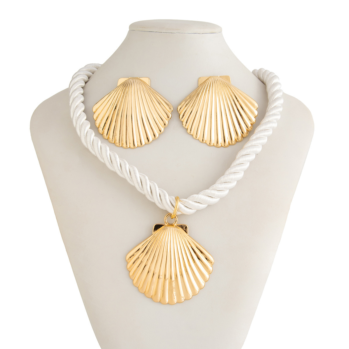 Bohemian Handmade with Exaggerated Large Shell Pendant, Short Clavicle Necklace for Women