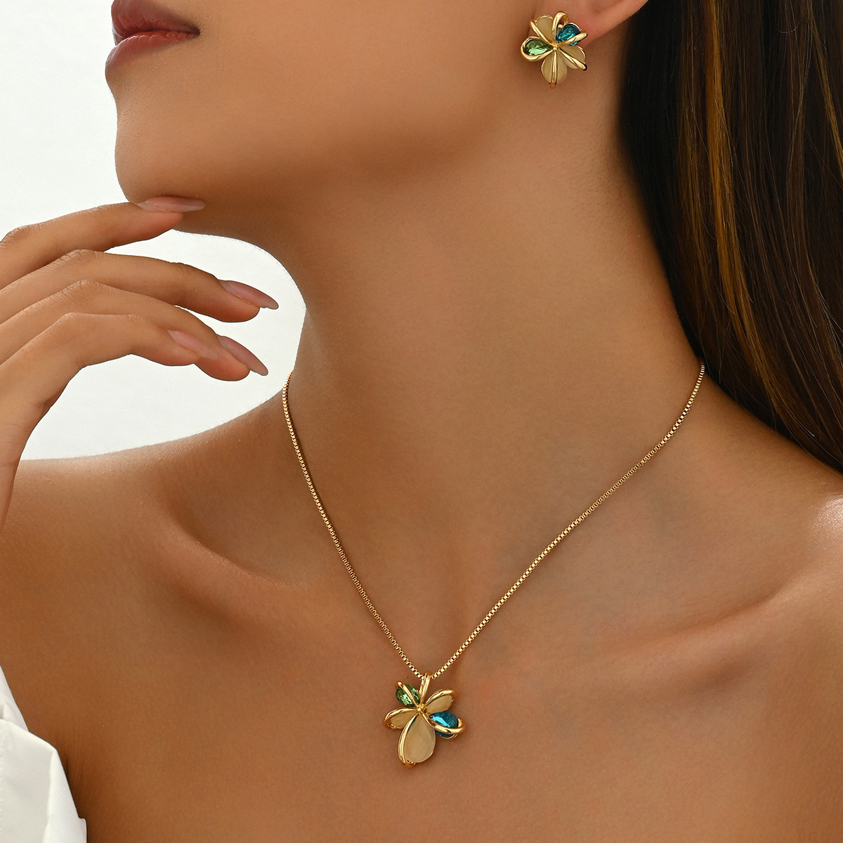Artistic Fresh Earrings Women's Necklace Set Baroque Style Inlaid Flower Studs Clavicle Chain