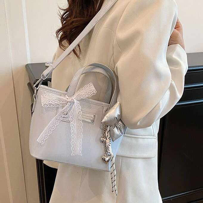 Korean Style Fashion Handheld Bucket 2025 New High-end Simple Shoulder Niche Trend Versatile Crossbody Bag