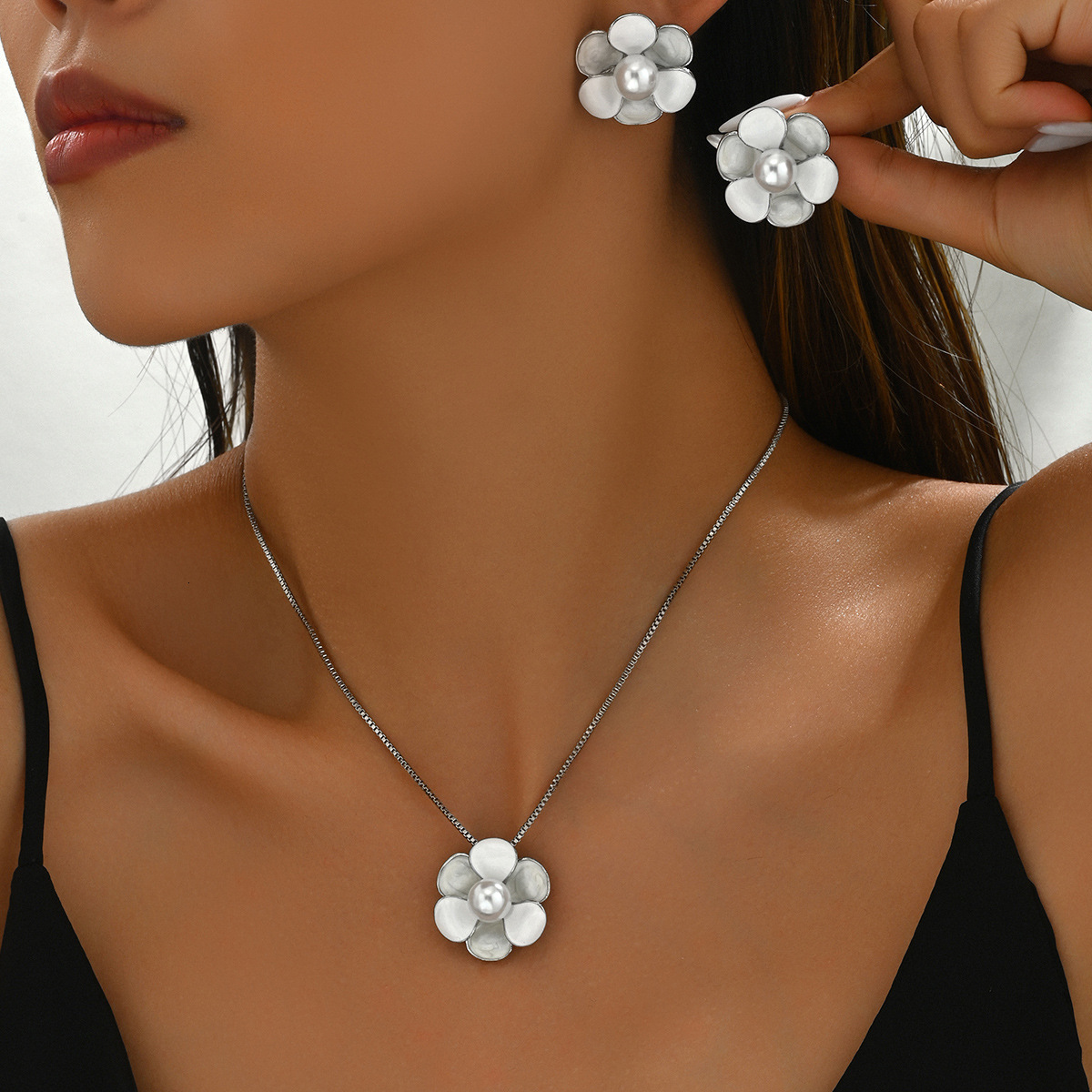 Women's Floral Earrings Set With Inlaid Pearls, Unique And High-End Necklace