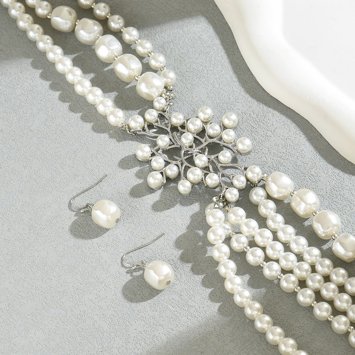 Fashion Women's Jewelry Set Personality Pearl Necklace Design High-end Earrings