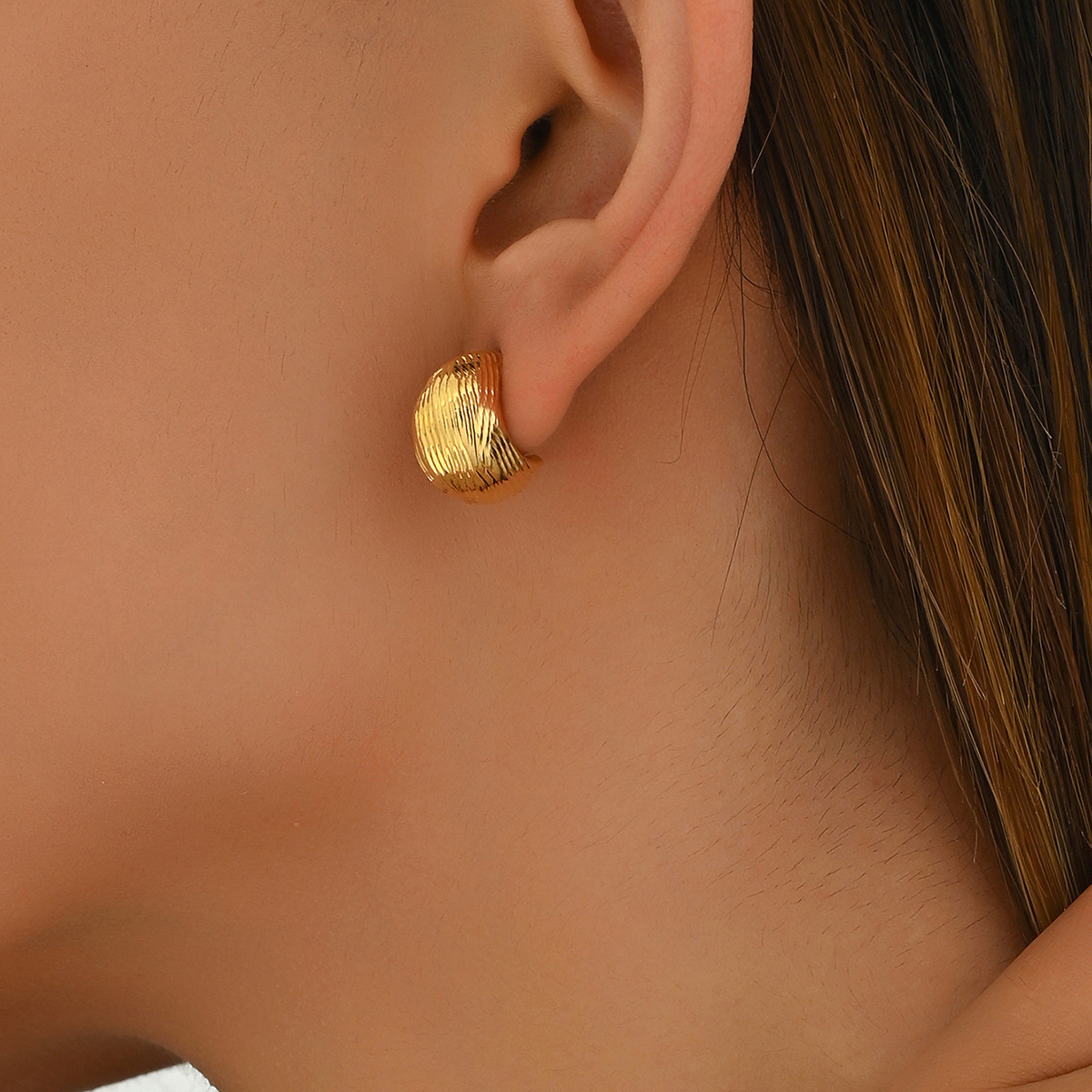Light High-End Sense Women's Earrings Geometric Wrinkle Metal Line Design Studs