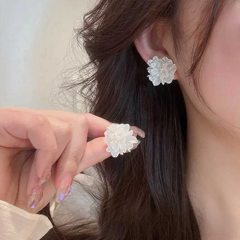 New Big White Flowers Stud Earrings for Women Personality Fashion Unique Design Jewelry Wedding Jewelry Wholesale Birthday Gift XJ250623