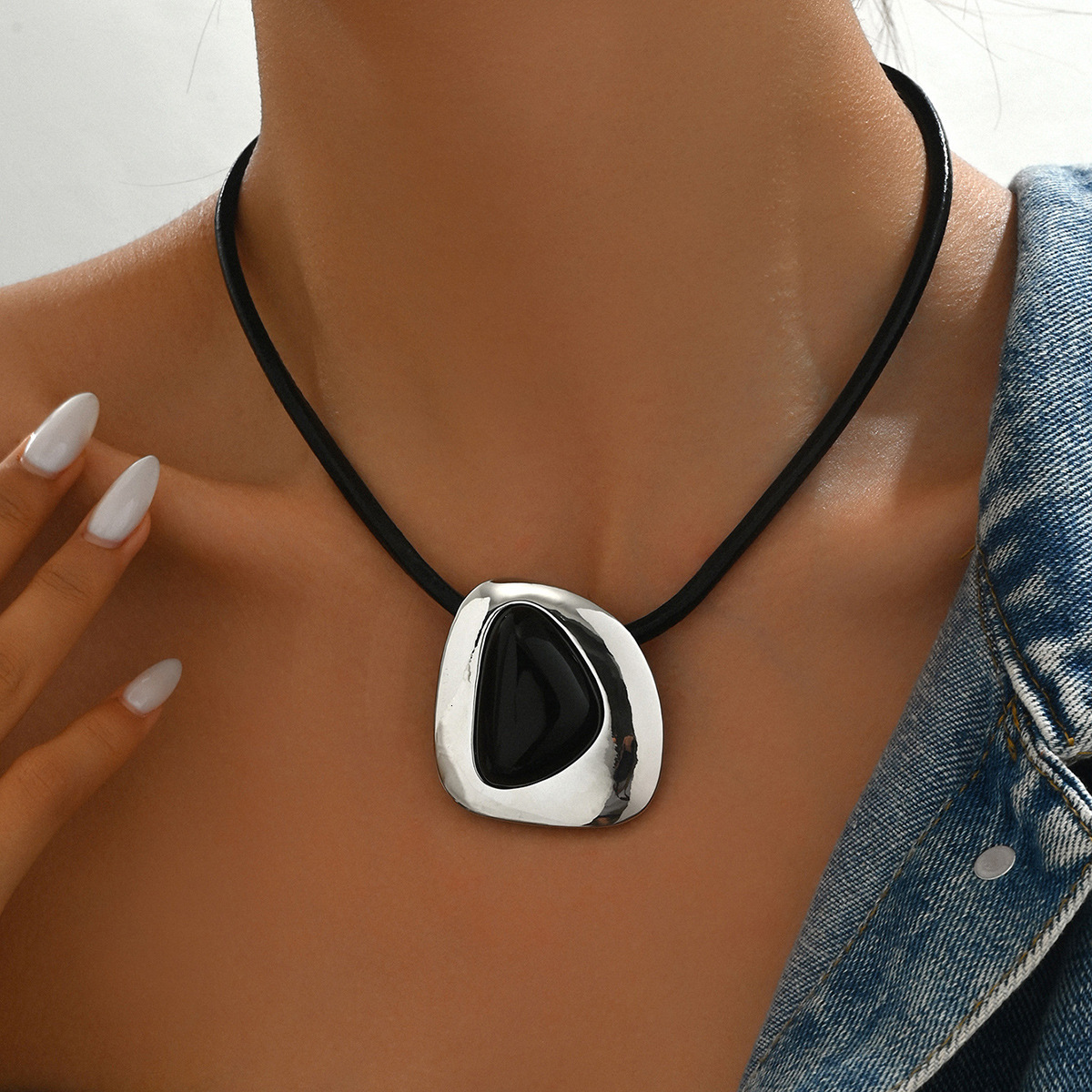 Minimalist Women's Necklace Inlaid Electroplated Design Long Clavicle Chain