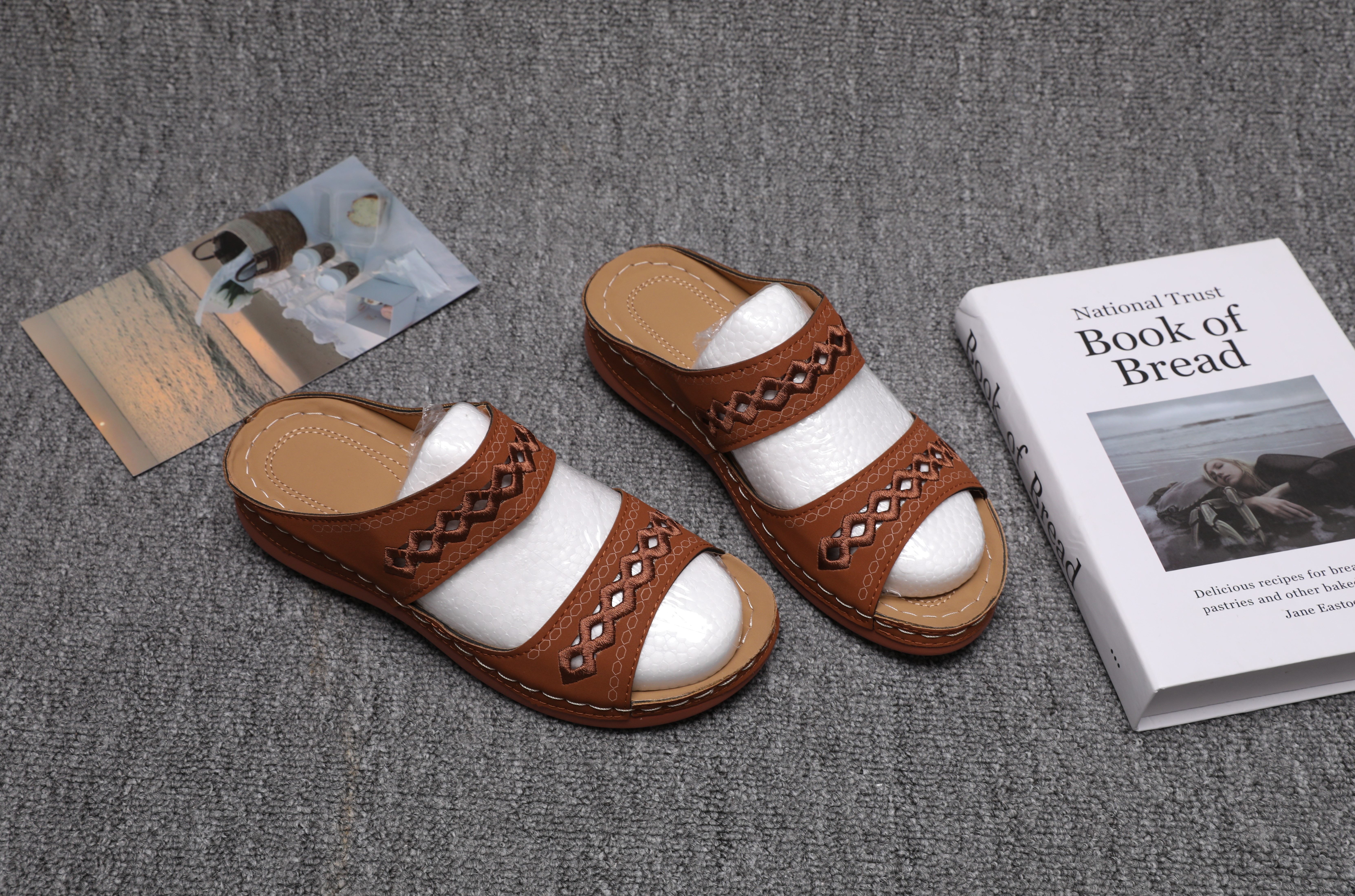 208-Women's stylish and comfortable slippers with beautiful embroidery are suitable for casual wear for everyday wear and summer vacations