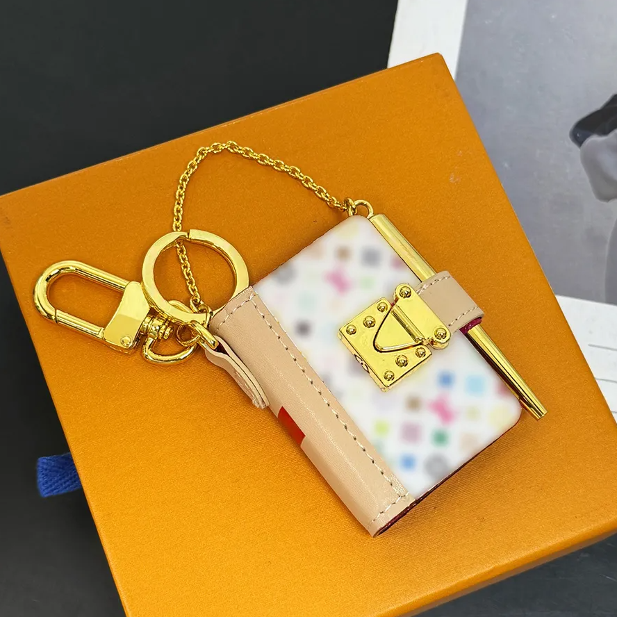 Luxury Designer Mini NoteBook Memo Pendant Keychain Men Women Notebook Diary Agendas Protective Case Card Passport Holder Wallet Desktop Notepad Covers Keychains