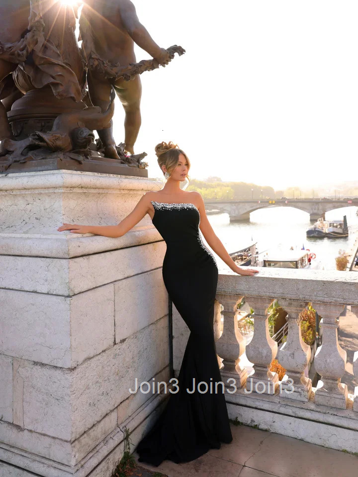 Sparkling Black Velvet Evening Gown with Hotfix Rhinestone Details Sleeveless Formal Party Dress for Gala Wedding Banquet