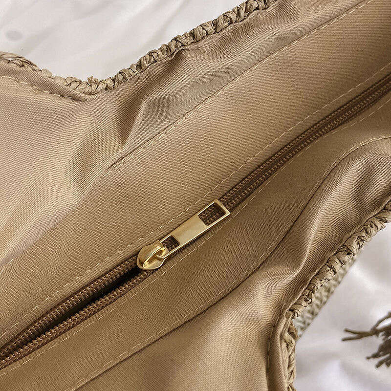 New Chinese Style Fashion Woven Straw for Women with Tassels Large Capacity Vacation Shoulder Tote Bag