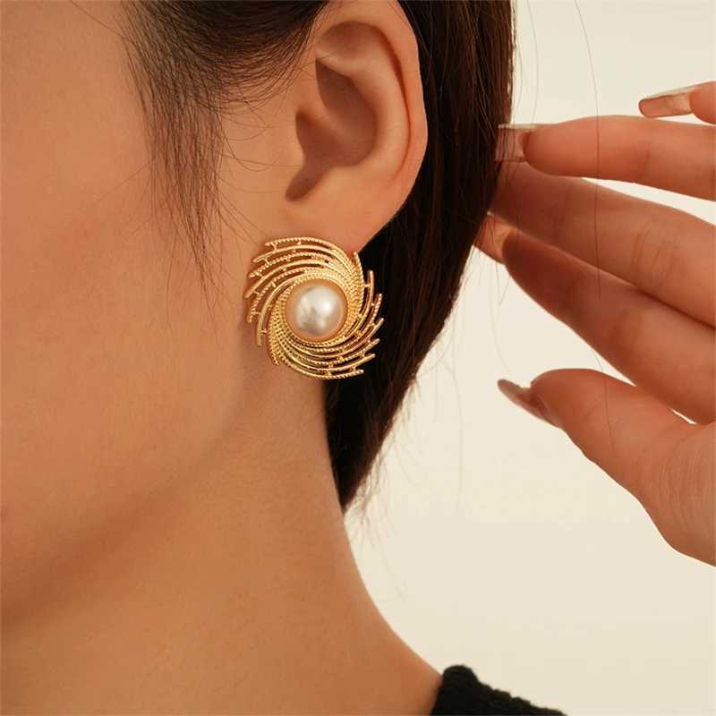 2025 New Train Fireworks Dangle Earrings for Women Elegant Pearl Beads Middle Gold Color Metal Irregular Female Unusual Earrings XJ250623