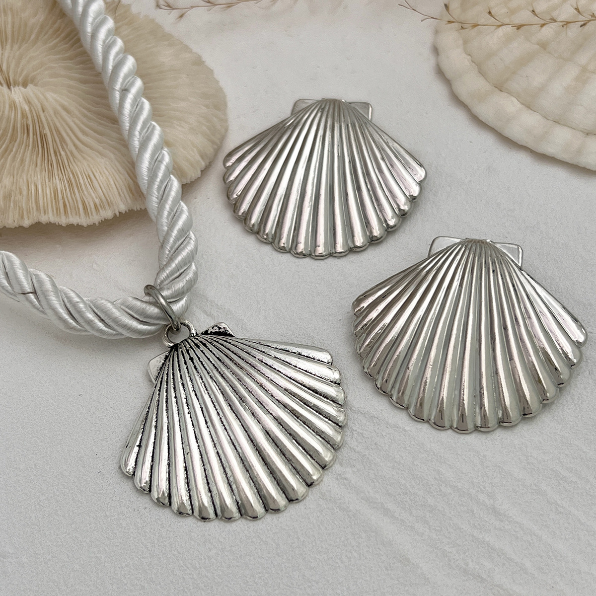 Bohemian Handmade with Exaggerated Large Shell Pendant, Short Clavicle Necklace for Women