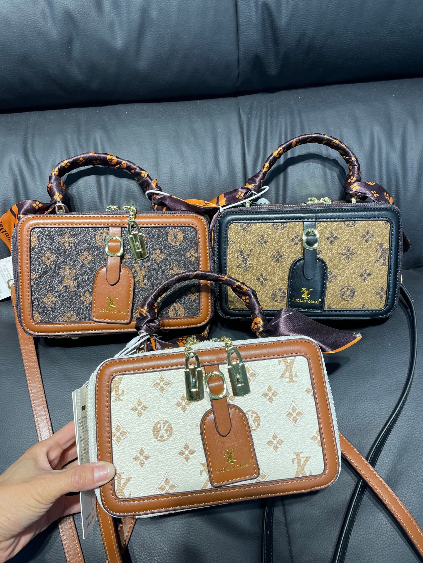 Designer bags, scarves, boxes, handbags, 2025 early spring retro fashion hand-held bags, niche brand single-shoulder crossbody women's bags, Free