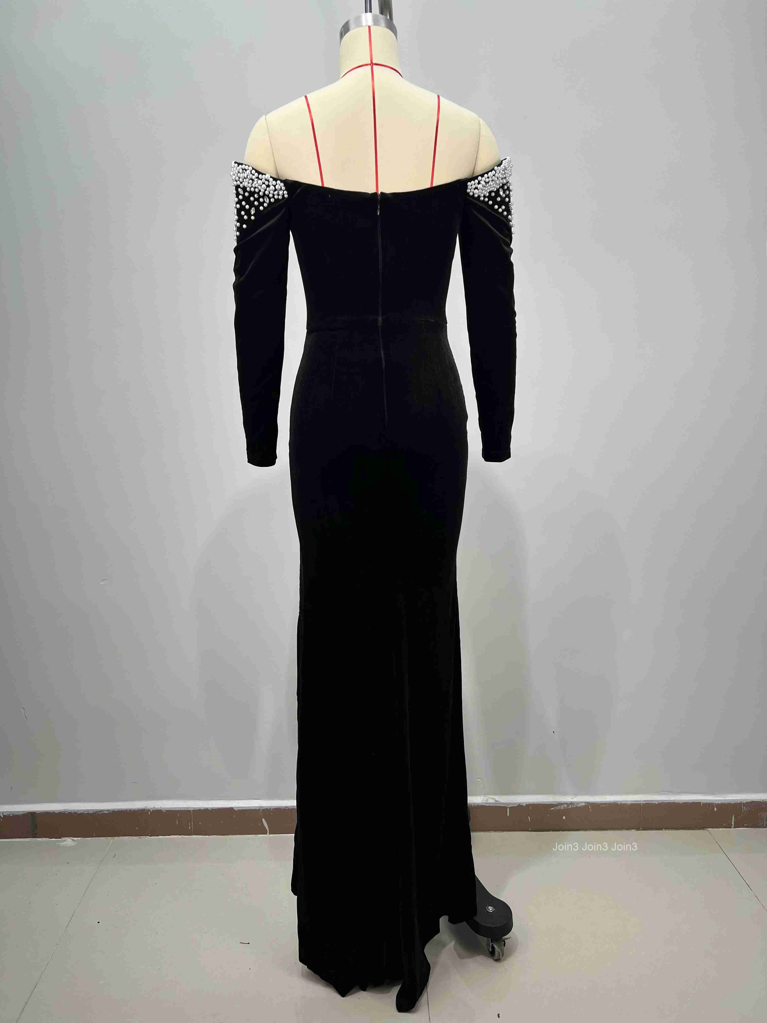 Luxury Black Velvet Evening Dress Rhinestone Neckline Slim Fit Long Sleeve High Slit Formal Gala Glamorous Party Wear