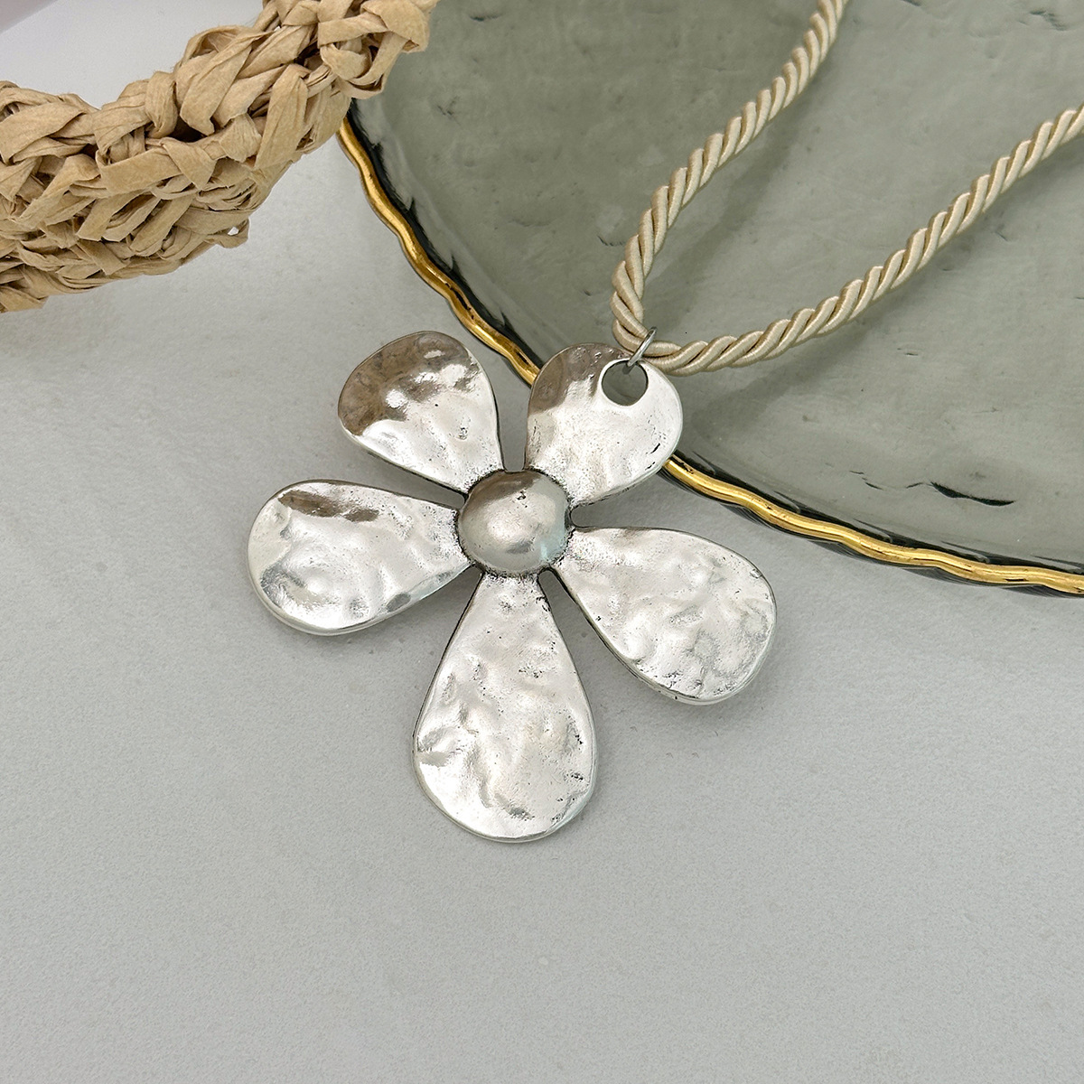 Elegant Metal Large Pendant Versatile Simple Threaded Niche Five-Leaf Flower Necklace Jewelry