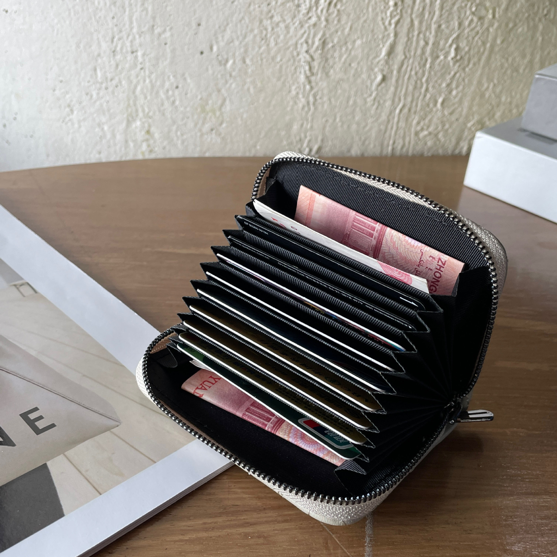 Free Shipping Designer Purses For Women Unisex Wallet Women Uxury Wallet Travel Modern Classic Leather Mini Wallet Snap Black Red ID Window Coin Purse