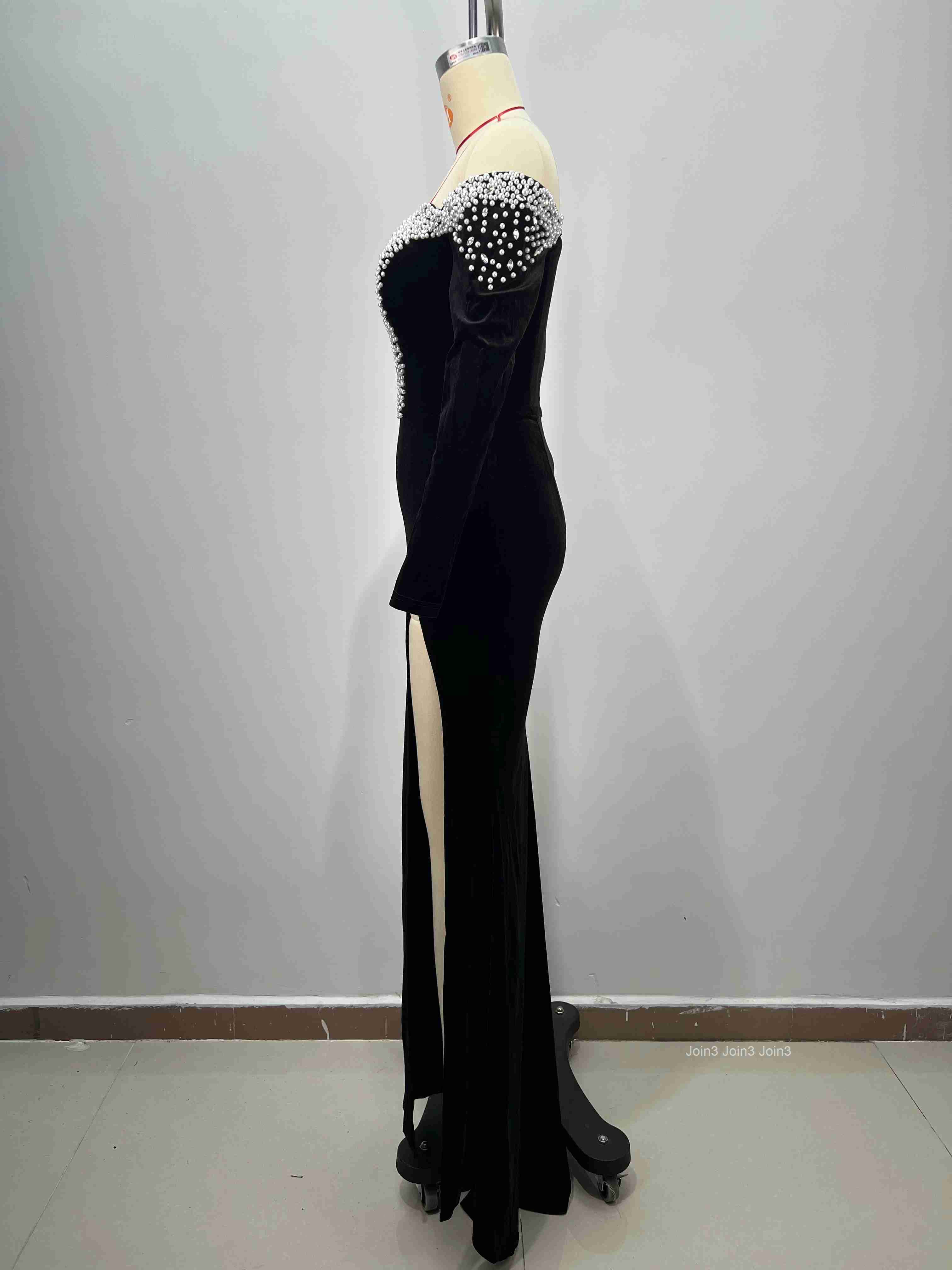 Luxury Black Velvet Evening Dress Rhinestone Neckline Slim Fit Long Sleeve High Slit Formal Gala Glamorous Party Wear
