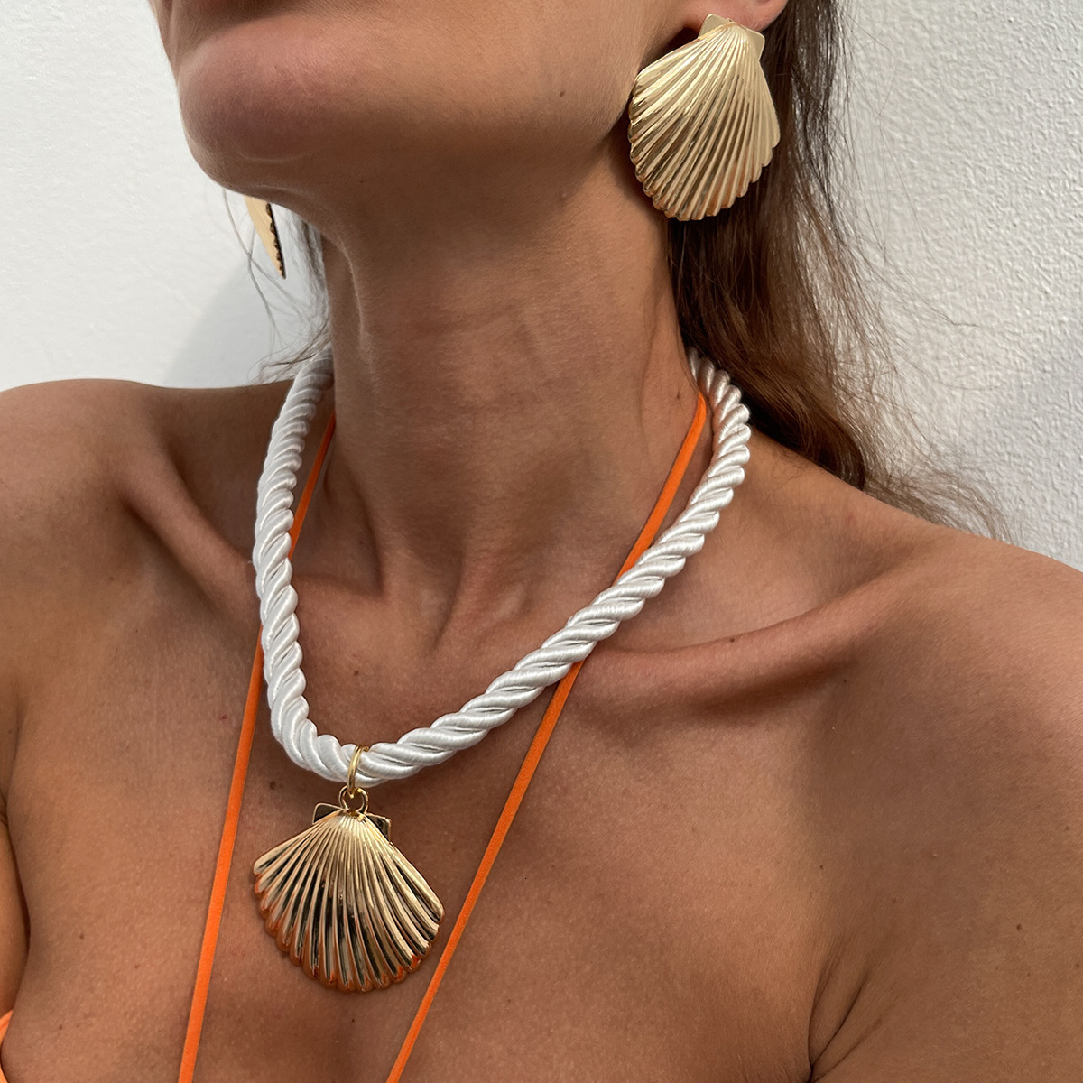 Bohemian Handmade with Exaggerated Large Shell Pendant, Short Clavicle Necklace for Women