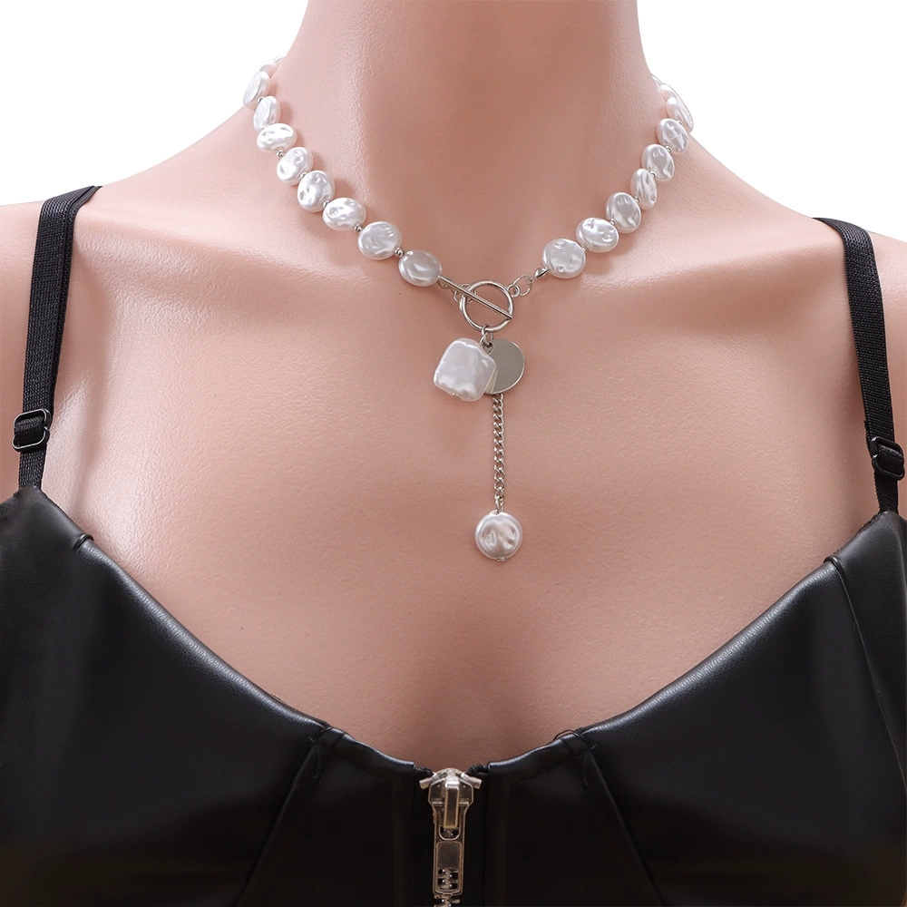 Sophisticated Ladies' Pearl Choker Set with Unique Design Features