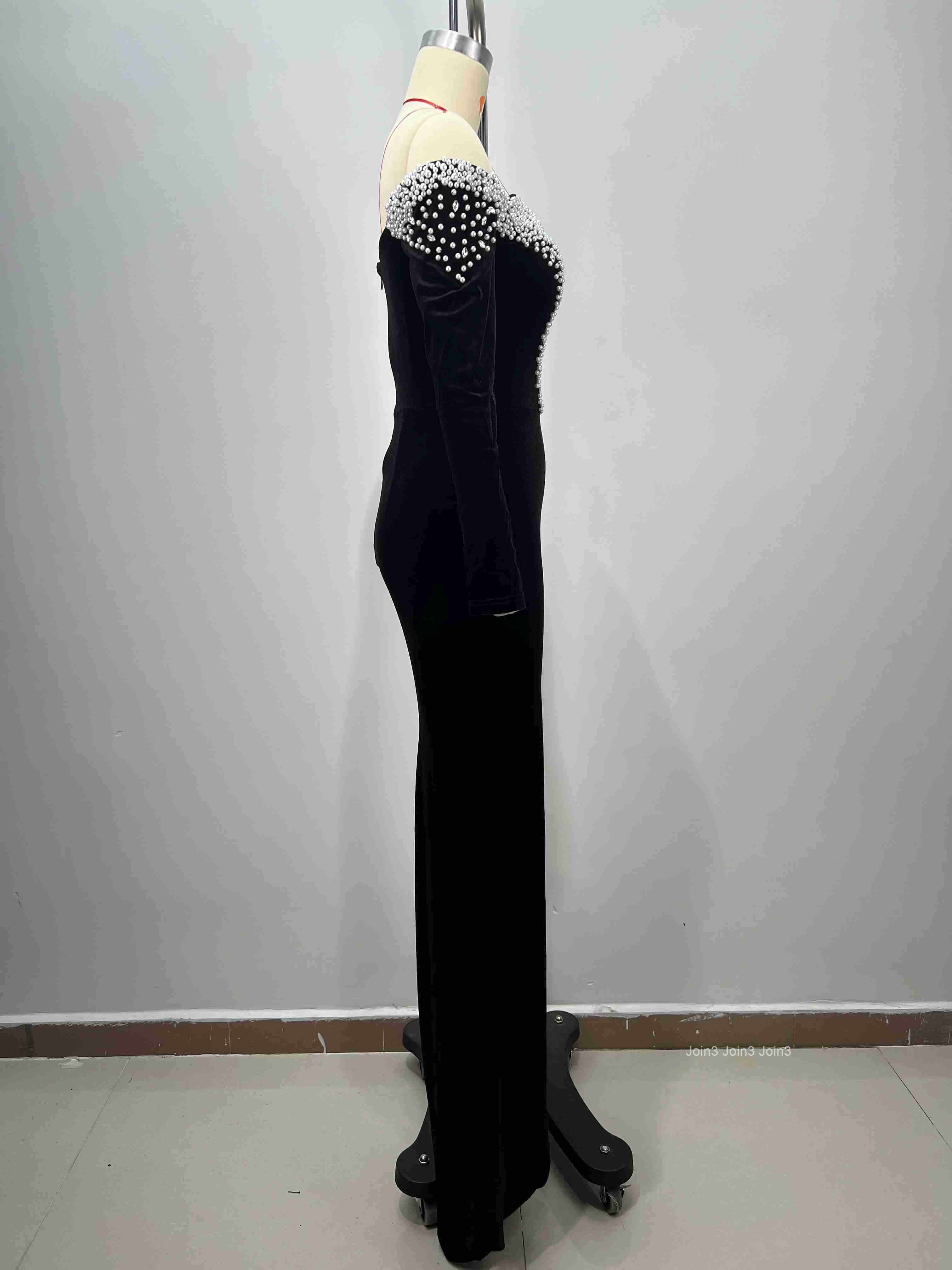Luxury Black Velvet Evening Dress Rhinestone Neckline Slim Fit Long Sleeve High Slit Formal Gala Glamorous Party Wear