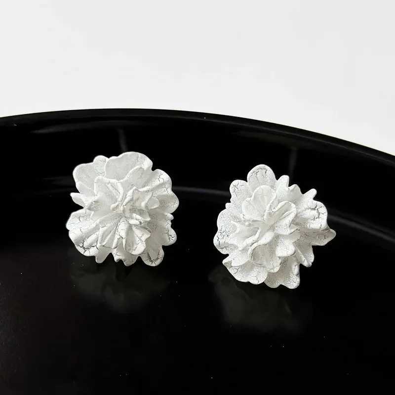 New Big White Flowers Stud Earrings for Women Personality Fashion Unique Design Jewelry Wedding Jewelry Wholesale Birthday Gift XJ250623