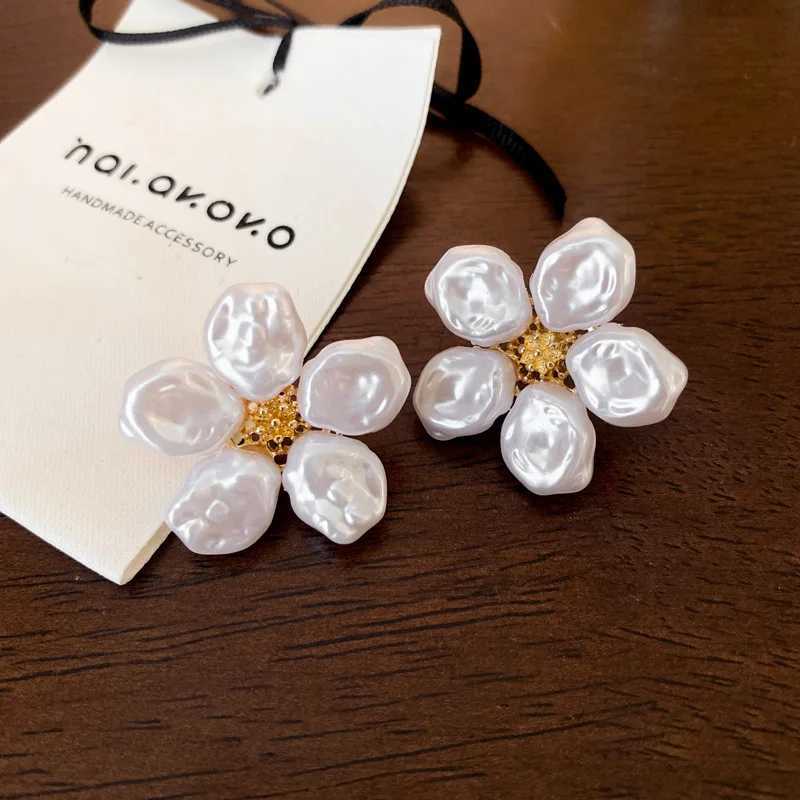 Fashion Irregular Pearl Flower Earrings for Women Girl Sweet Romantic Gold Color Stud Wedding Jewelry Gift New XJ250623