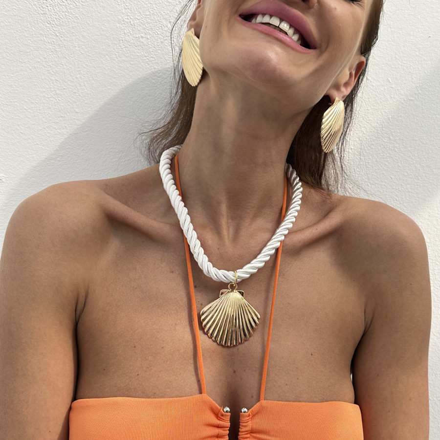 Bohemian Handmade with Exaggerated Large Shell Pendant, Short Clavicle Necklace for Women