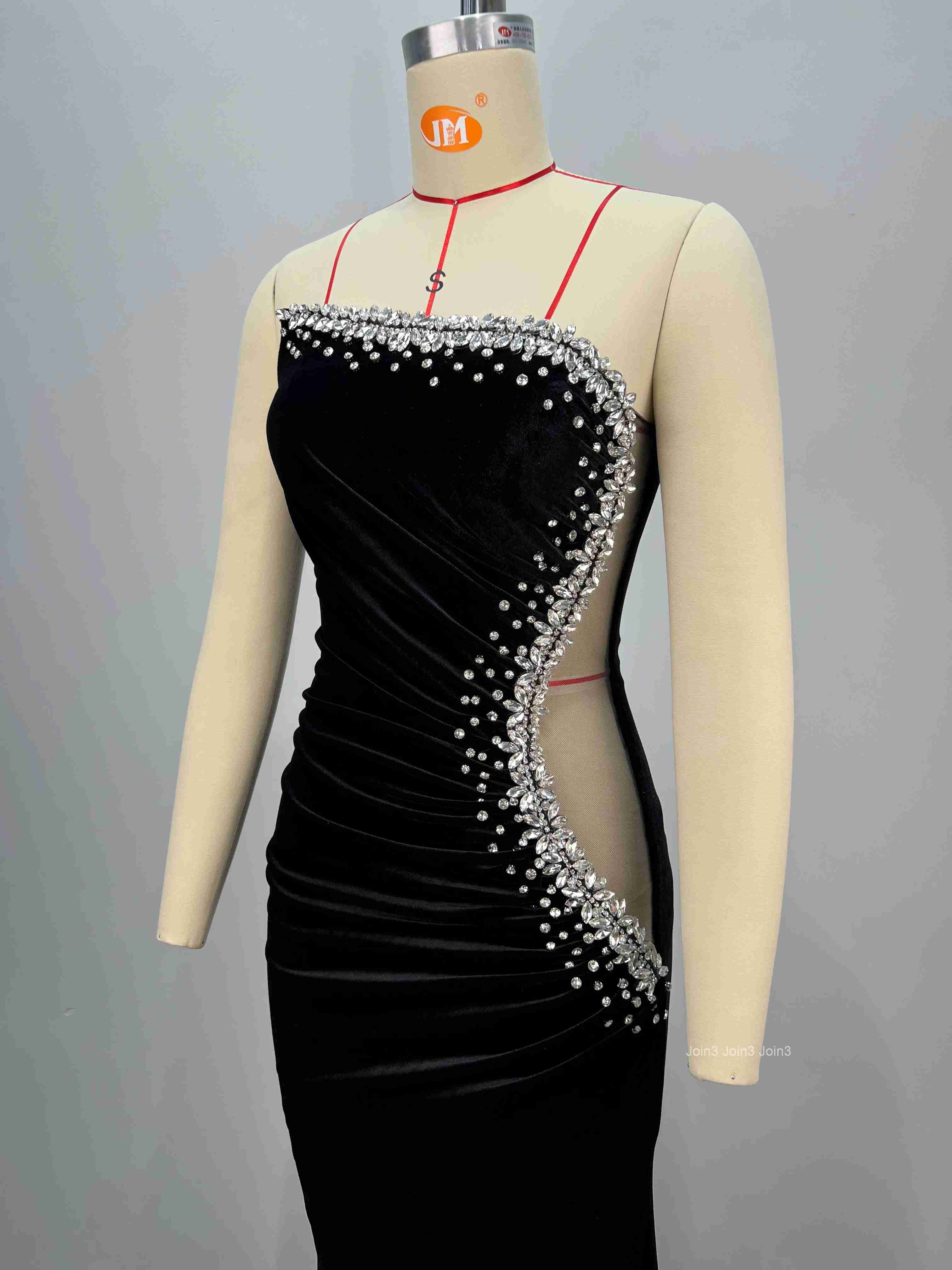 Sparkling Black Velvet Evening Gown with Hotfix Rhinestone Details Sleeveless Formal Party Dress for Gala Wedding Banquet