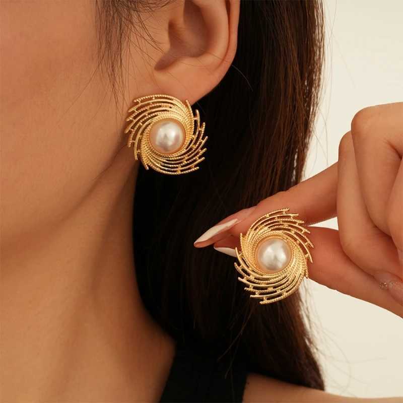 2025 New Train Fireworks Dangle Earrings for Women Elegant Pearl Beads Middle Gold Color Metal Irregular Female Unusual Earrings XJ250623