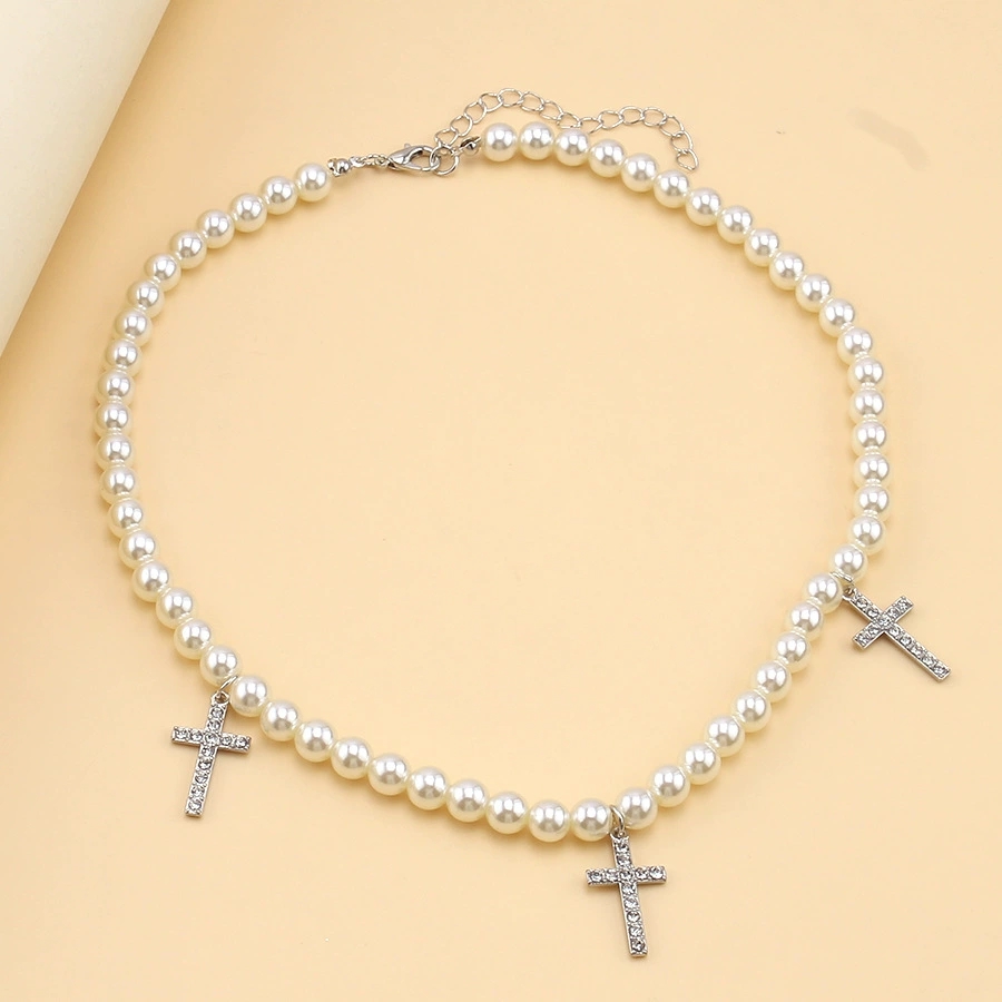 A diamond-encrusted cross imitation pearl necklace with a retro design and a simple, individual and elegant pendant