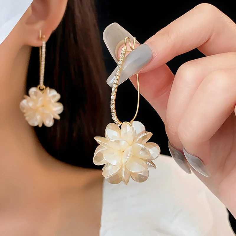 Korean White Acrylic Flower Petal Drop Earrings For Womens Fashion Statement Shell Flower Trend Alloy Pendant Earring JewelryXJ250623