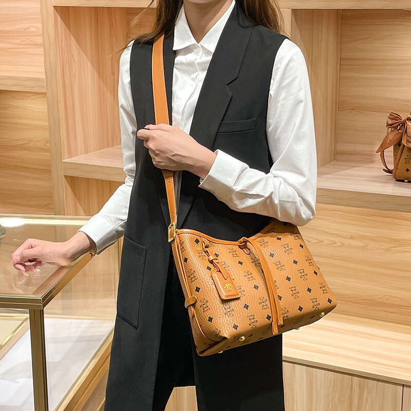 Tote 2025 New Fashionable Unique Design Casual Commuter Large Capacity Shoulder Crossbody Bag for Women