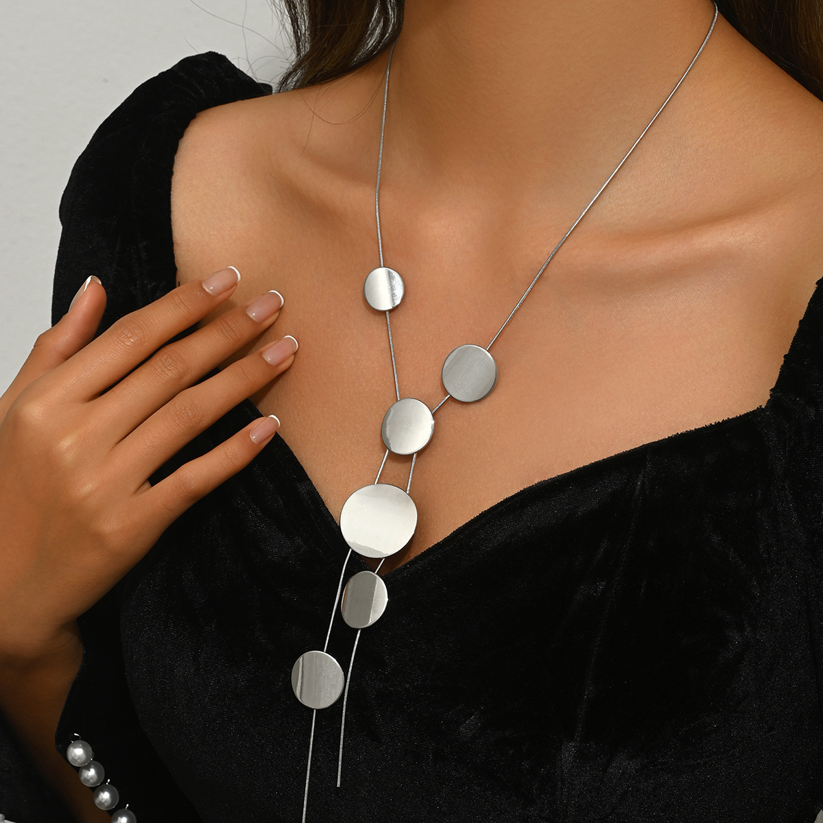 Minimalist Women's Long Necklace Round Pendant Design Clavicle Chain High-end Sense Jewelry