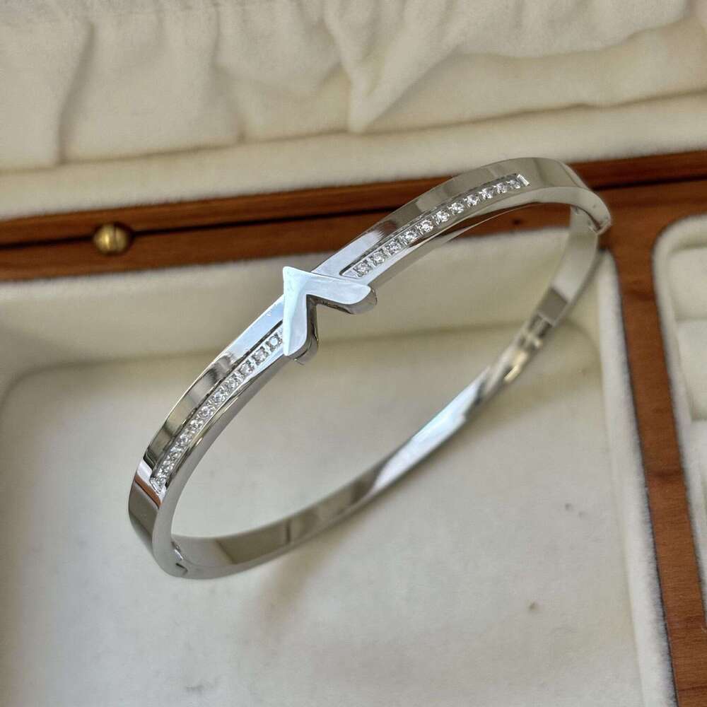 designer bracelet Stainless Titanium Steel Bracelet for Women Collection Light Versatile Fashion Non-Fading Color Price