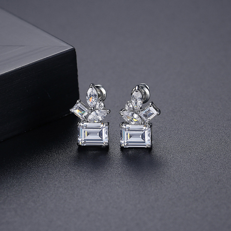 2025 Chouucong Ins Top Sell Stud Earrings Luxury Jewelry 925 Sterling Silver Emerald Cut White 5A Cubic Zircon CZ Diamond Lucky Women Wedding Bridal E