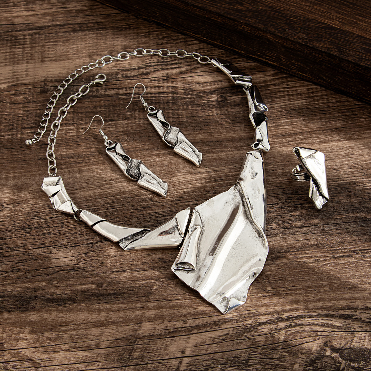 Exaggerated Irregular Pleated Metal Pendant Personality Heavy Craft Liquid Bent Choker Necklace