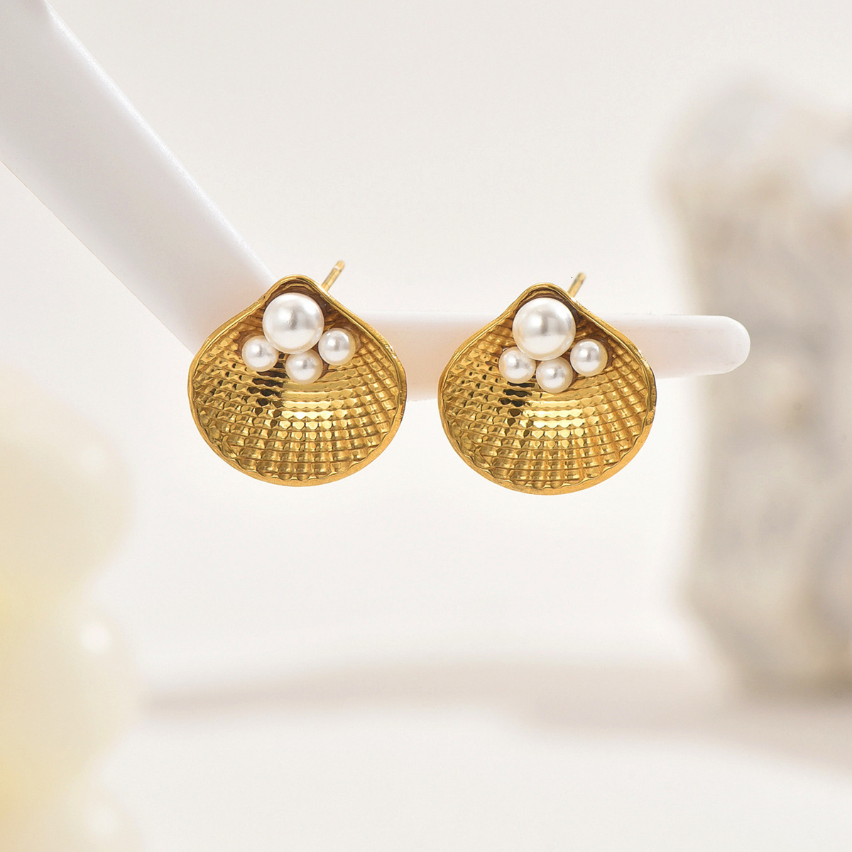 Ins Light Women's Shell Inlaid Pearl Design Sense Stud Earrings Personality Beach Style Ear Jewelry