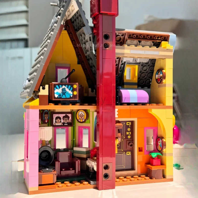 Disney Up House Building Blocks Movie Travels Of Flying House Construction Brick blocks Model Kit Toys For kids Christmas Birthday Gifts Y250624