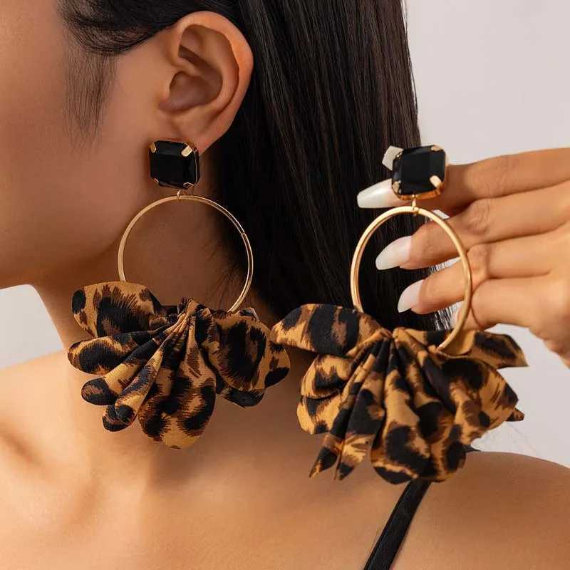 Retro Leopard Print Fabric Drop Earrings for Women Exaggerated Black Crystal Geometric Circle Petal Pendant Earring Jewelry Gift l250624