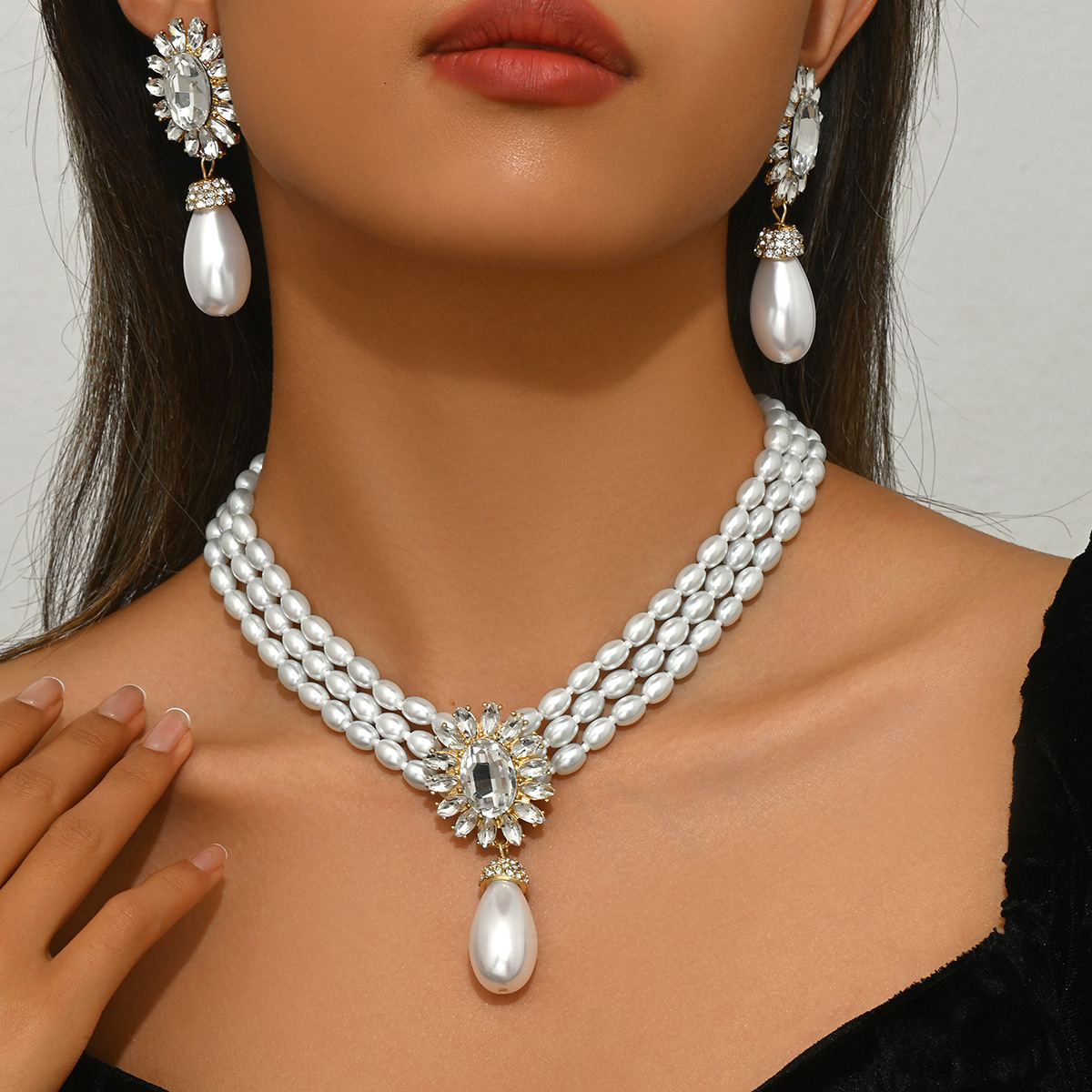 Light Style Women's Pearl Necklace And Earring Set Crystal Inlaid Multi-Layer Design Clavicle Chain For Women