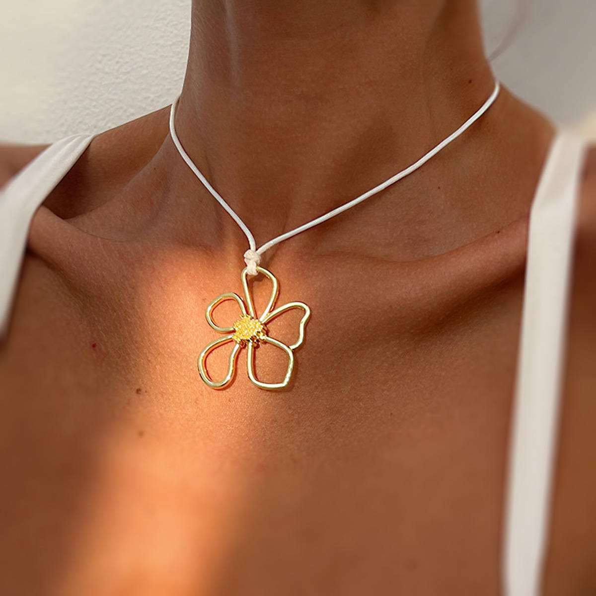Minimalist Flower Pendant for Women, Unique Sweet Cool Metal Ins Hollow Choker Necklace