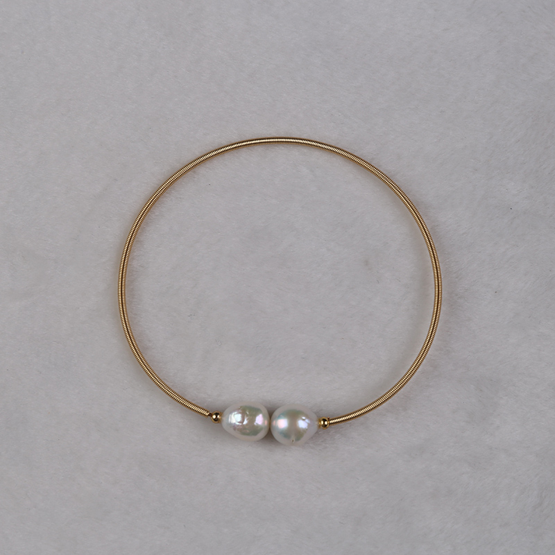 Elegant Adjustable Freshwater Pearl Bracelet Crafted from Alloy