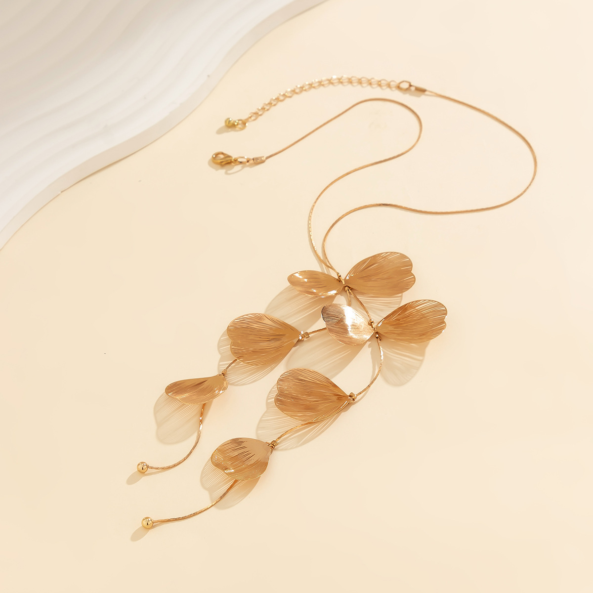 Niche Ginkgo Leaf Gold Chain Necklace Minimalist Design Metal Jewelry for Women