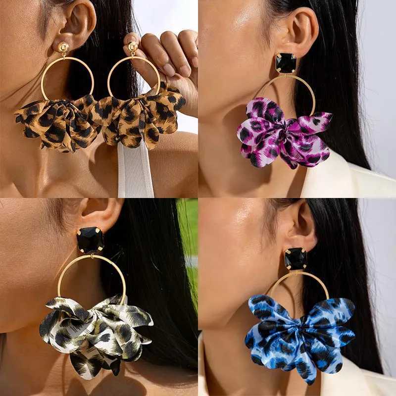 Retro Leopard Print Fabric Drop Earrings for Women Exaggerated Black Crystal Geometric Circle Petal Pendant Earring Jewelry Gift l250624