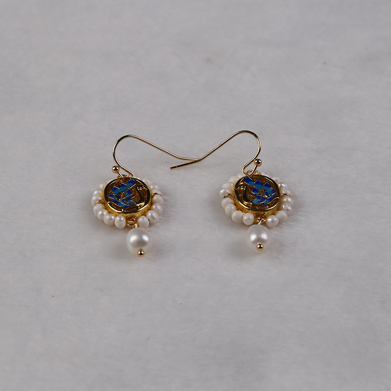 Luxurious Natural Freshwater Pearl Earrings with Pendant