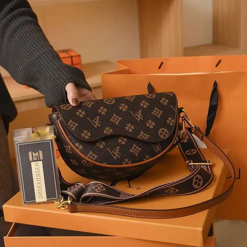 Elegant Shoulder Bag: Premium Leather Hobo Handbag with Adjustable Crossbody Strap - Versatile Designer Women's Purse